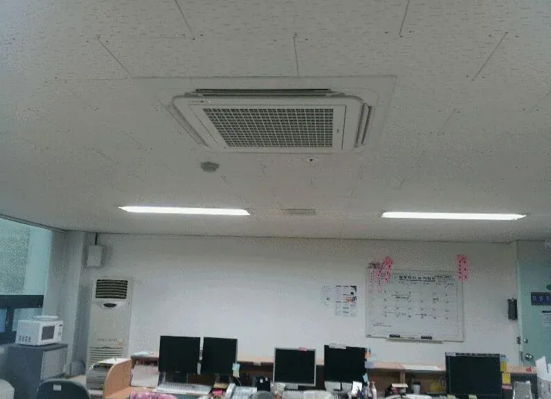 사무실에 설치한 천장형 시스템에어컨