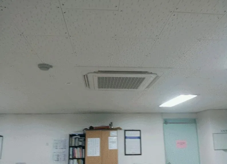 사무실 천장에 설치된 사각 시스템에어컨