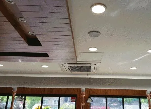 실내 인테리어와 함께 마감된 매장 천장형 에어컨